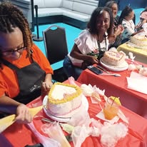 Load image into Gallery viewer, Sweetooth Bakery Cake Decorating Class
